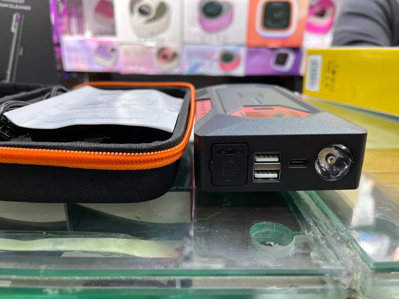 Arrancador de Batería Portátil para Carro | Power Bank y Linterna LED imagen 2